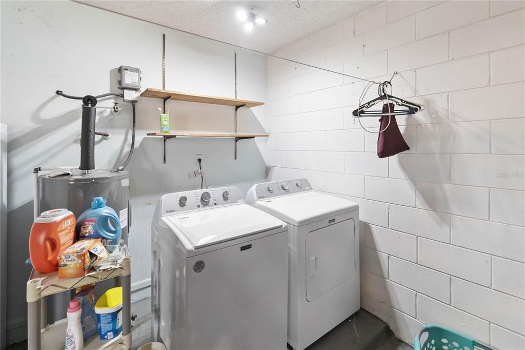 合同活跃: $300,000 (3 贝兹, 2 浴室, 1216 平方英尺)