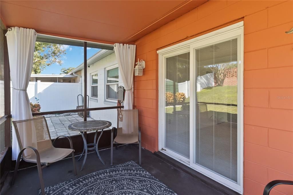 合同活跃: $300,000 (3 贝兹, 2 浴室, 1216 平方英尺)