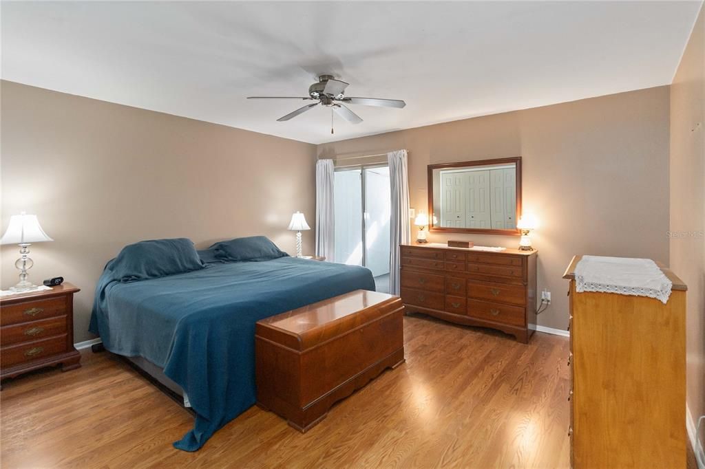 合同活跃: $300,000 (3 贝兹, 2 浴室, 1216 平方英尺)