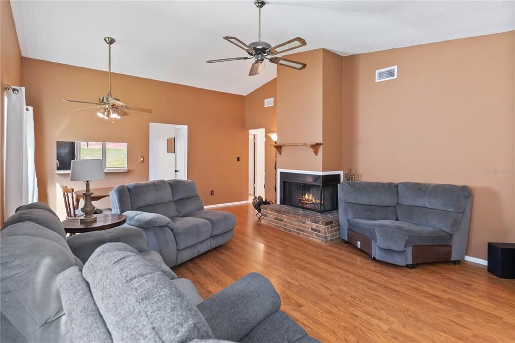 合同活跃: $300,000 (3 贝兹, 2 浴室, 1216 平方英尺)