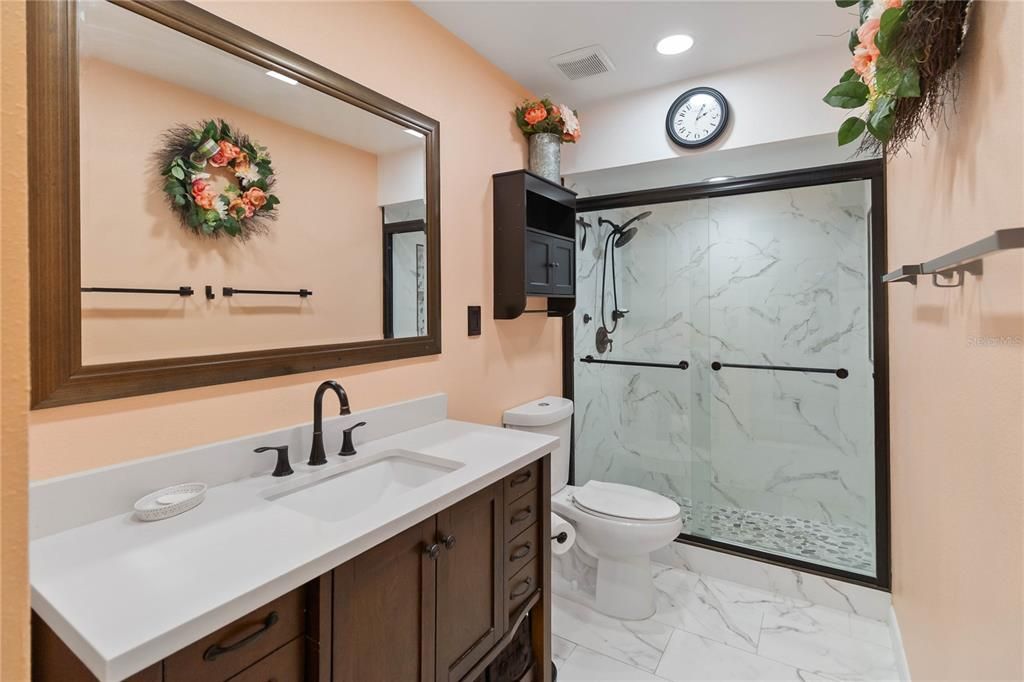 合同活跃: $300,000 (3 贝兹, 2 浴室, 1216 平方英尺)