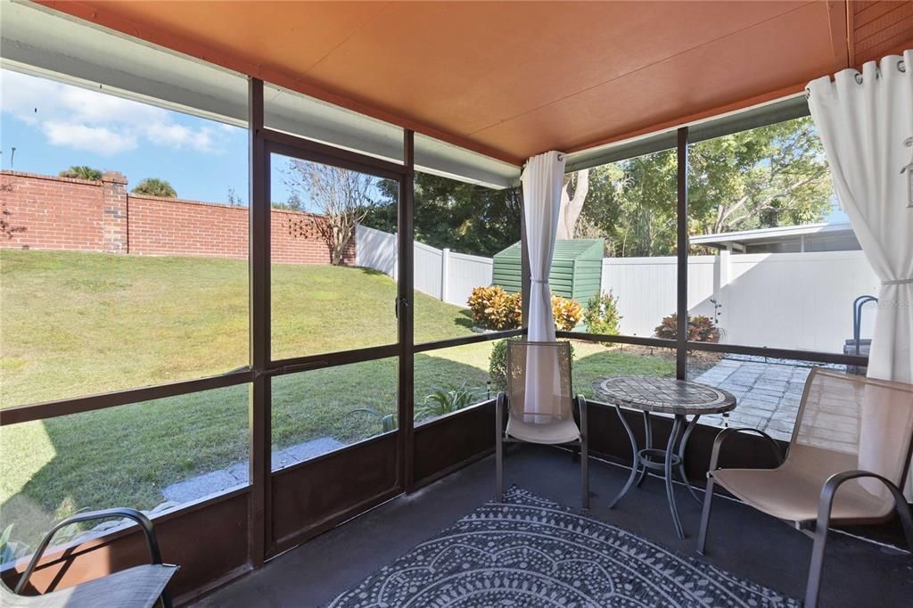 合同活跃: $300,000 (3 贝兹, 2 浴室, 1216 平方英尺)