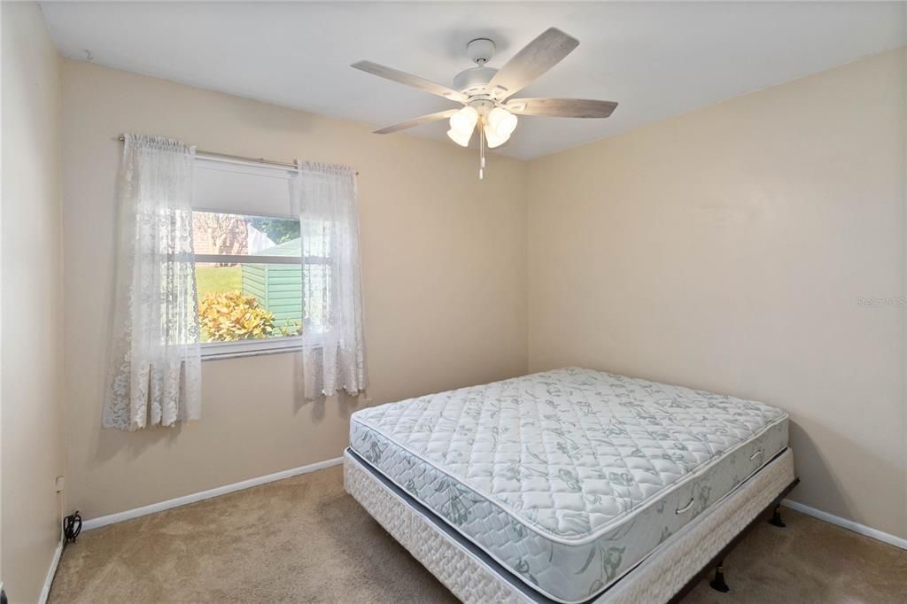 合同活跃: $300,000 (3 贝兹, 2 浴室, 1216 平方英尺)