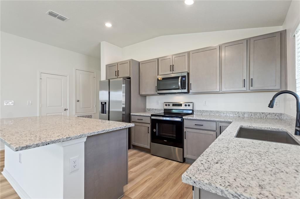 For Rent: $1,895 (4 beds, 2 baths, 1707 Square Feet)