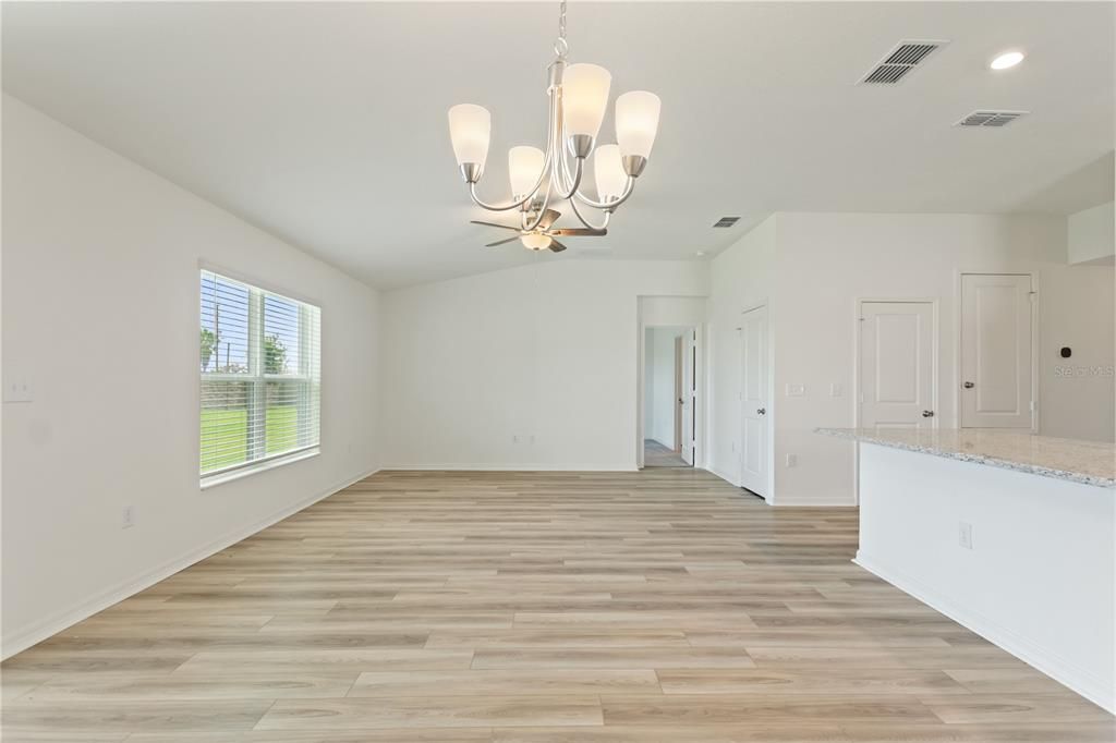 For Rent: $1,895 (4 beds, 2 baths, 1707 Square Feet)