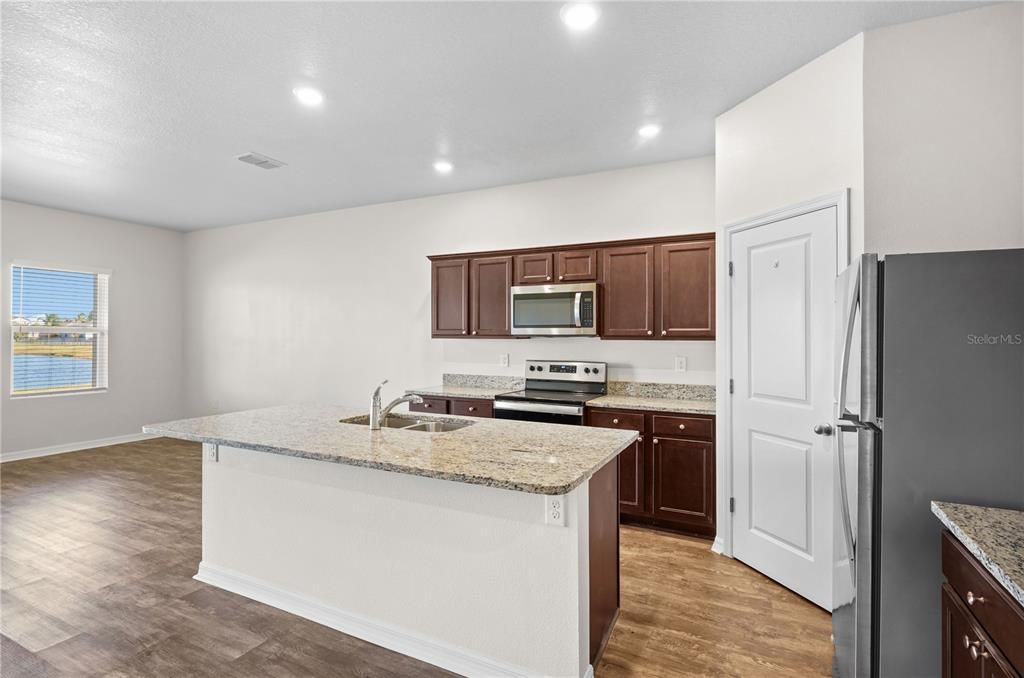 For Sale: $345,000 (3 beds, 2 baths, 1643 Square Feet)