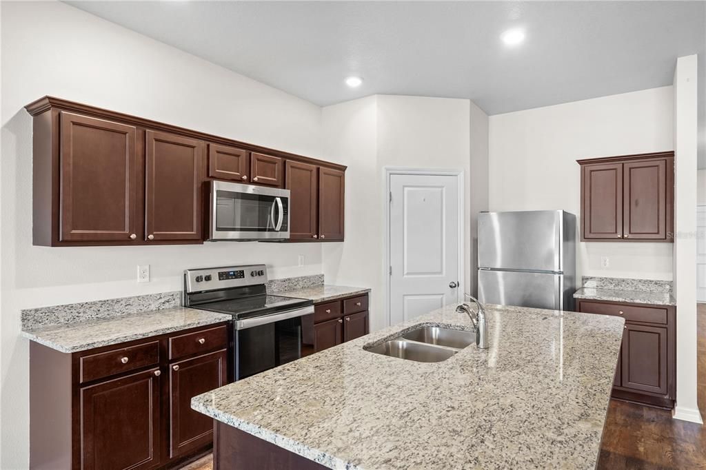 For Sale: $345,000 (3 beds, 2 baths, 1643 Square Feet)