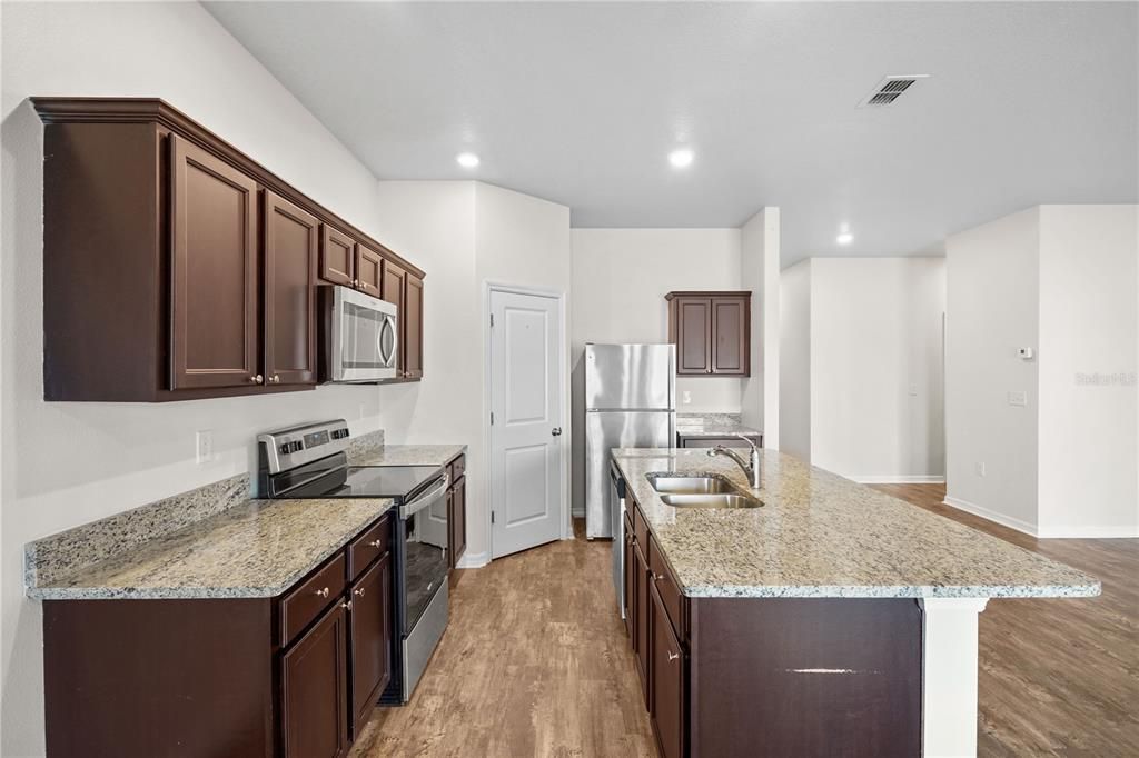 For Sale: $345,000 (3 beds, 2 baths, 1643 Square Feet)