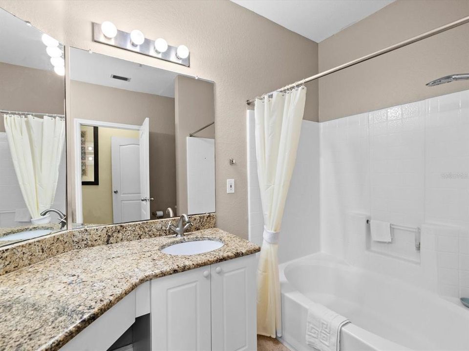 待售: $259,900 (2 贝兹, 2 浴室, 1230 平方英尺)