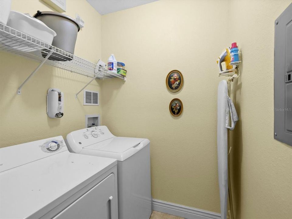 待售: $259,900 (2 贝兹, 2 浴室, 1230 平方英尺)