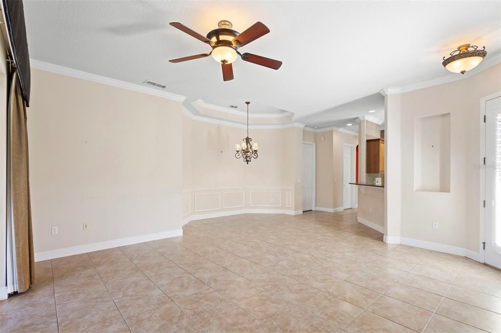 合同活跃: $359,900 (2 贝兹, 2 浴室, 1745 平方英尺)