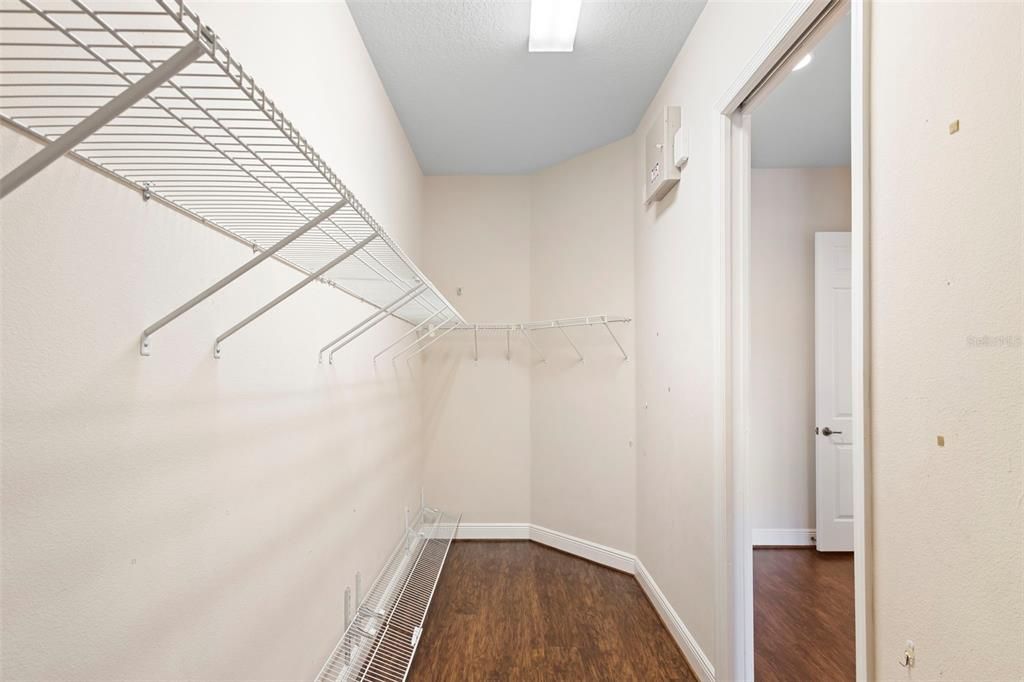 合同活跃: $359,900 (2 贝兹, 2 浴室, 1745 平方英尺)