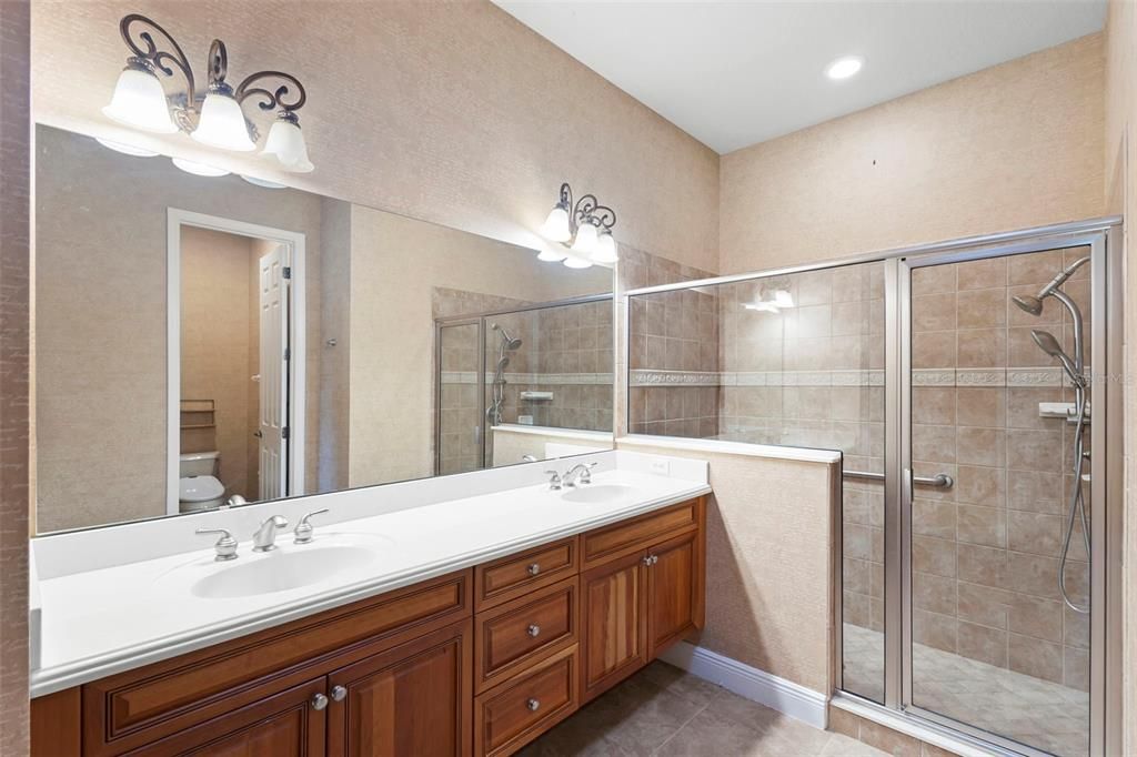 合同活跃: $359,900 (2 贝兹, 2 浴室, 1745 平方英尺)