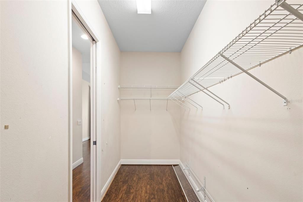 合同活跃: $359,900 (2 贝兹, 2 浴室, 1745 平方英尺)