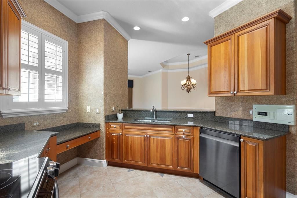 合同活跃: $359,900 (2 贝兹, 2 浴室, 1745 平方英尺)