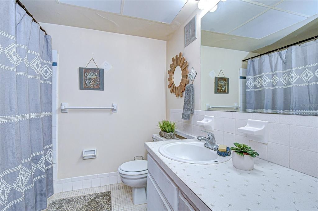 На продажу: $99,000 (2 спален, 1 ванн, 1134 Квадратных фут)