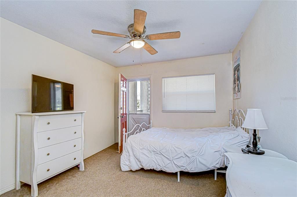 На продажу: $99,000 (2 спален, 1 ванн, 1134 Квадратных фут)