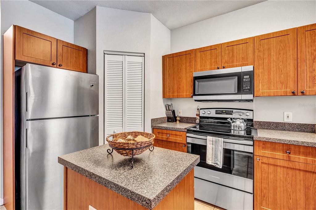 For Rent: $2,050 (2 beds, 2 baths, 1170 Square Feet)