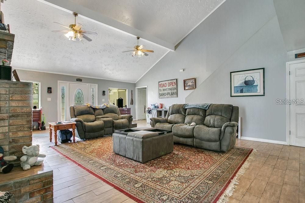 На продажу: $425,000 (6 спален, 3 ванн, 2317 Квадратных фут)