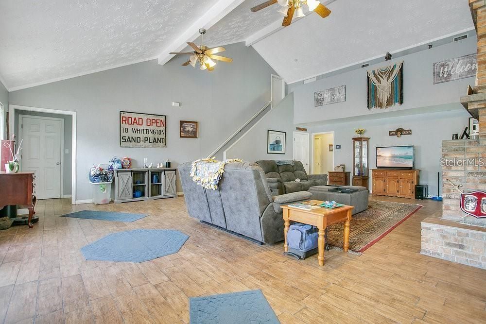 На продажу: $425,000 (6 спален, 3 ванн, 2317 Квадратных фут)