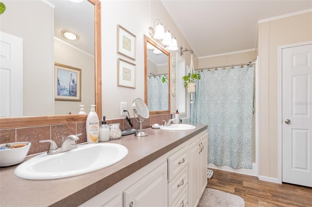 For Sale: $239,900 (3 beds, 2 baths, 1296 Square Feet)