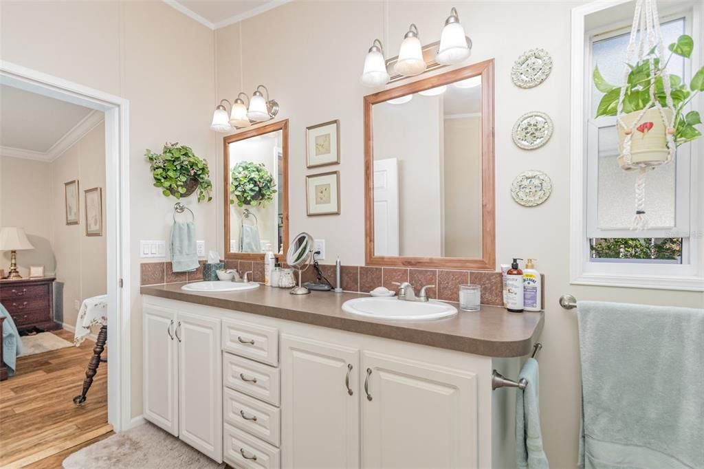 For Sale: $239,900 (3 beds, 2 baths, 1296 Square Feet)