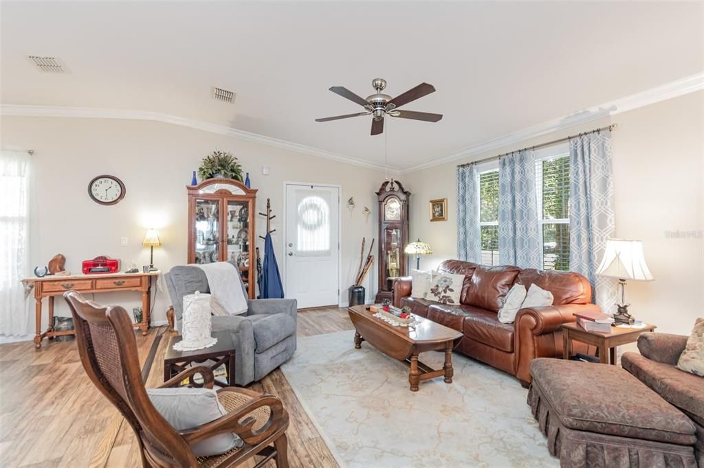 For Sale: $239,900 (3 beds, 2 baths, 1296 Square Feet)