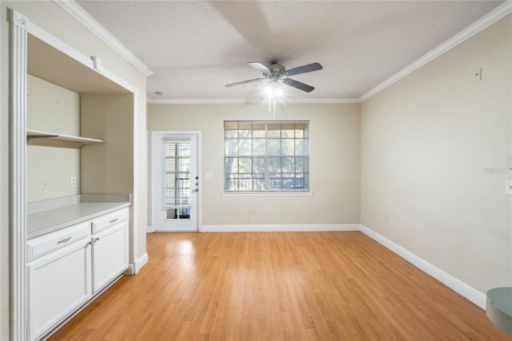 For Rent: $1,550 (2 beds, 1 baths, 933 Square Feet)