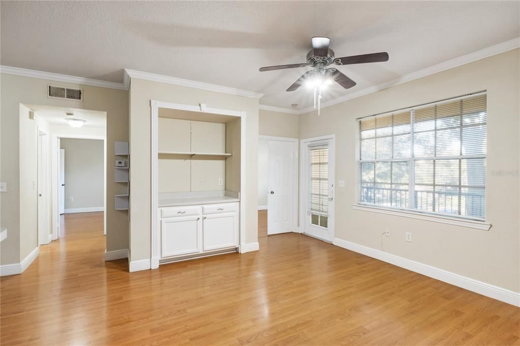 For Rent: $1,550 (2 beds, 1 baths, 933 Square Feet)