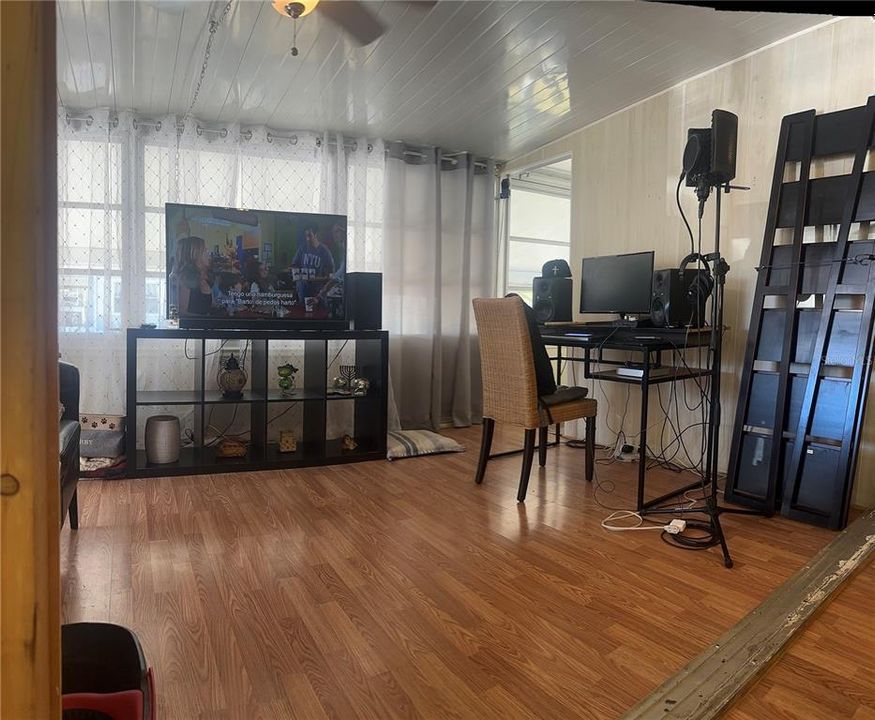 待售: $80,000 (2 贝兹, 1 浴室, 693 平方英尺)