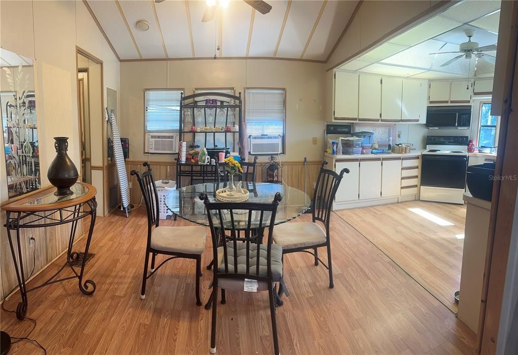 待售: $80,000 (2 贝兹, 1 浴室, 693 平方英尺)