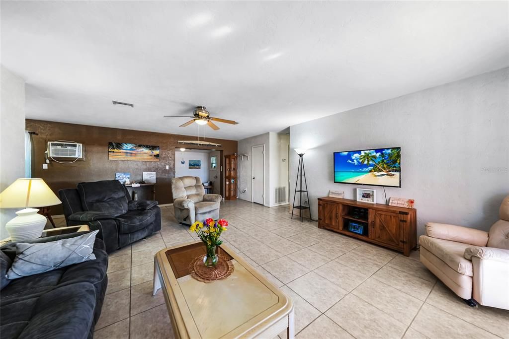 For Sale: $199,990 (2 beds, 1 baths, 1186 Square Feet)