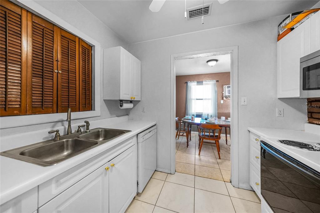 For Sale: $199,990 (2 beds, 1 baths, 1186 Square Feet)