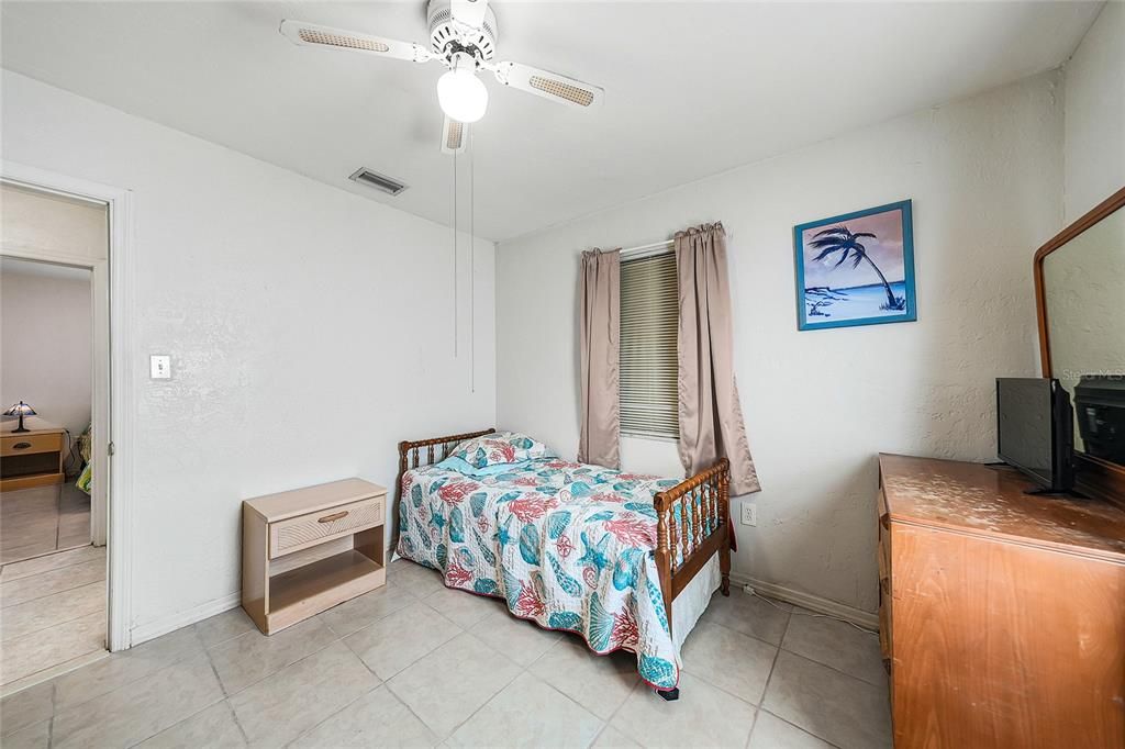 For Sale: $199,990 (2 beds, 1 baths, 1186 Square Feet)