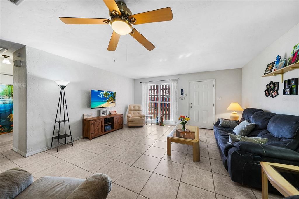 For Sale: $199,990 (2 beds, 1 baths, 1186 Square Feet)