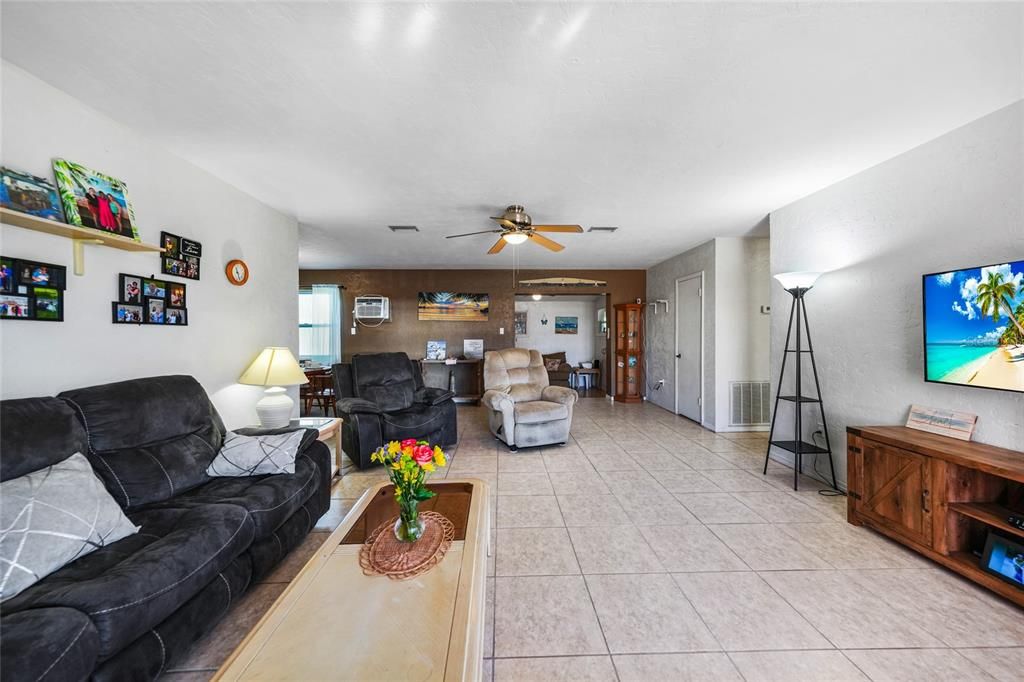 For Sale: $199,990 (2 beds, 1 baths, 1186 Square Feet)