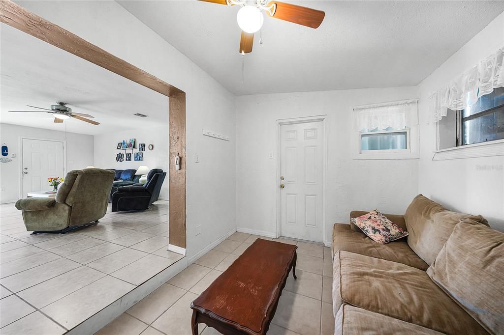 For Sale: $199,990 (2 beds, 1 baths, 1186 Square Feet)