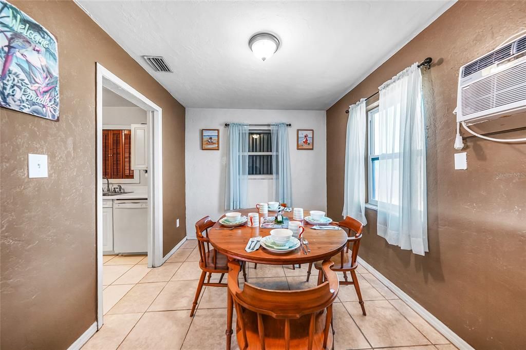 For Sale: $199,990 (2 beds, 1 baths, 1186 Square Feet)