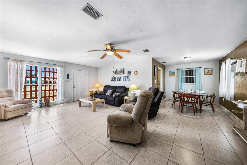 For Sale: $199,990 (2 beds, 1 baths, 1186 Square Feet)