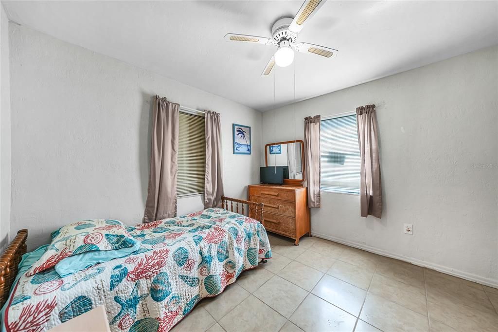 For Sale: $199,990 (2 beds, 1 baths, 1186 Square Feet)