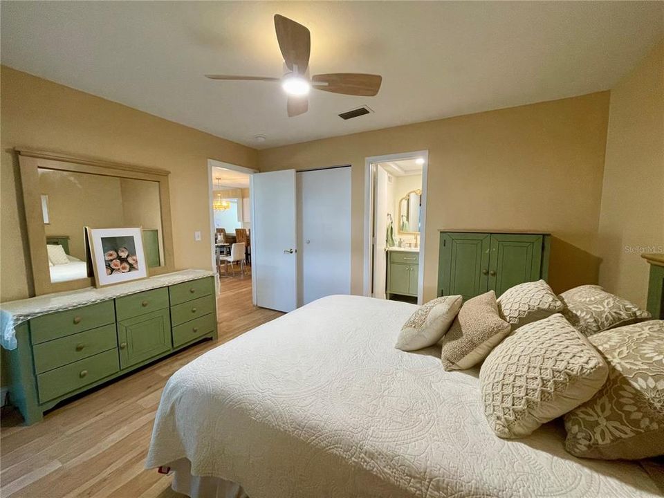 待售: $119,500 (1 贝兹, 1 浴室, 740 平方英尺)