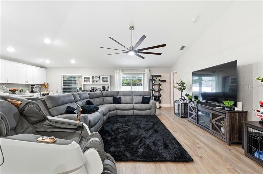 На продажу: $768,000 (4 спален, 2 ванн, 1897 Квадратных фут)