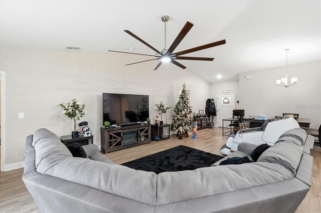 待售: $768,000 (4 贝兹, 2 浴室, 1897 平方英尺)