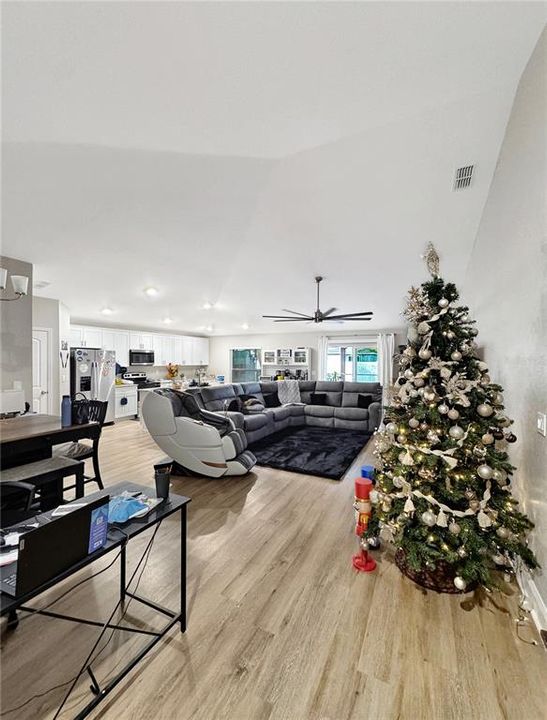 На продажу: $768,000 (4 спален, 2 ванн, 1897 Квадратных фут)