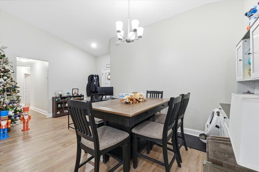 待售: $768,000 (4 贝兹, 2 浴室, 1897 平方英尺)