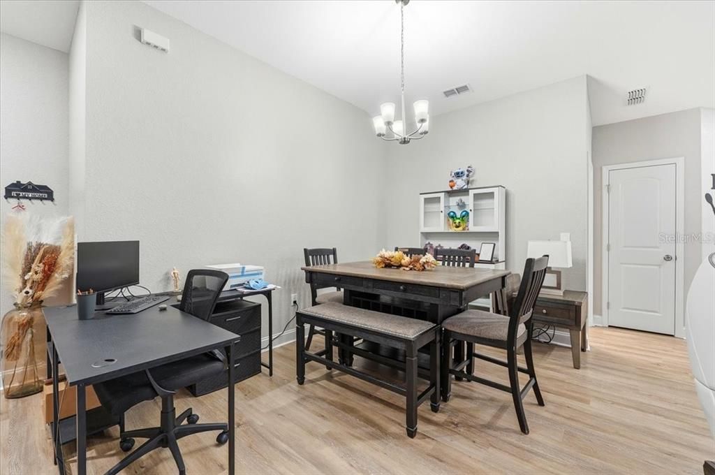 待售: $768,000 (4 贝兹, 2 浴室, 1897 平方英尺)