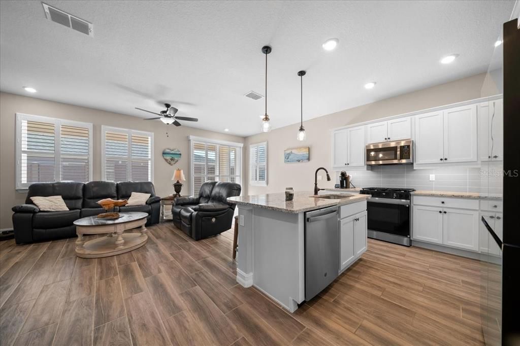 For Sale: $235,000 (2 beds, 2 baths, 1318 Square Feet)