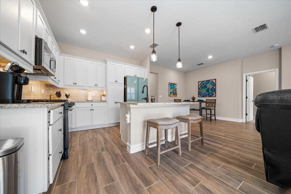 For Sale: $235,000 (2 beds, 2 baths, 1318 Square Feet)