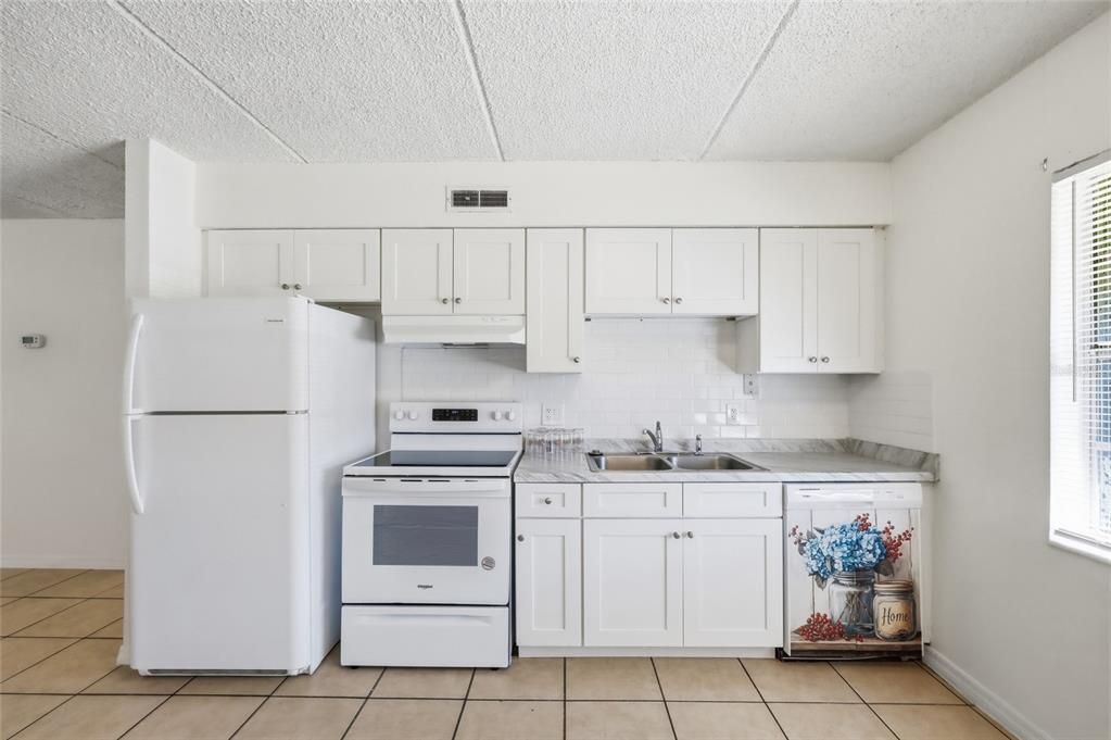 For Sale: $525,000 (2 beds, 1 baths, 784 Square Feet)