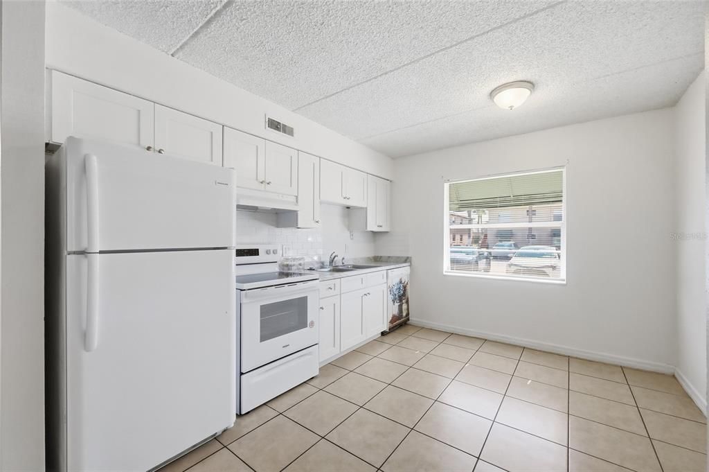 For Sale: $525,000 (2 beds, 1 baths, 784 Square Feet)